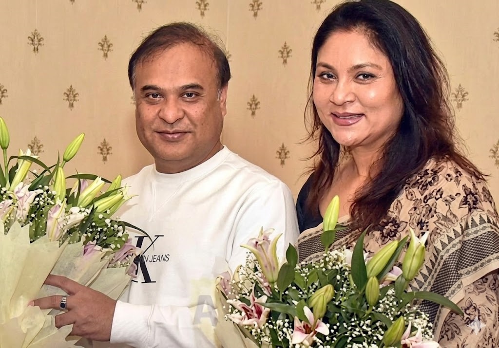 पवन खेड़ा का बड़ा आरोप: असम CM की पत्नी के पास 3 विदेशी पासपोर्ट