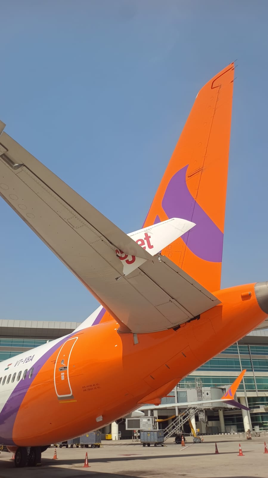 नई दिल्ली: दिल्ली एयरपोर्ट पर बड़ा हादसा टला: स्पाइसजेट और अकासा एयर के विमानों की टैक्सींग के दौरान टक्कर