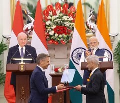 PM मोदी और ऑस्ट्रिया के चांसलर की बैठक में रक्षा, टेक्नोलॉजी, शिक्षा और स्टार्टअप सहित कई बड़े समझौते हुए। जानिए भारत-ऑस्ट्रिया संबंधों के नए आयाम।