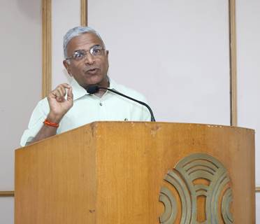 राज्यसभा उपसभापति हरिवंश ने IIMC में हिंदी पत्रकारिता के 200 साल पर आधारित ‘संचार माध्यम’ विशेषांक का विमोचन किया। जानें उनके बड़े बयान और विकसित भारत 2047 पर विचार।