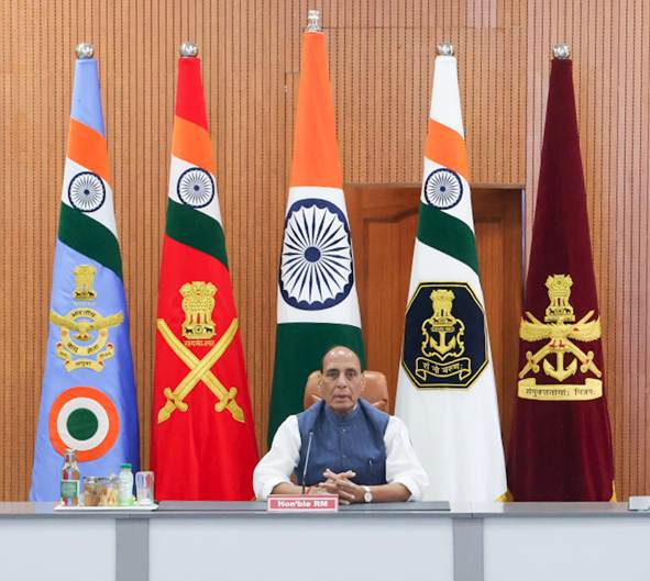रक्षा मंत्री राजनाथ सिंह ने कहा कि ऑपरेशन सिंदूर भारत की नई सैन्य रणनीति और संयुक्त रक्षा क्षमता का प्रतीक है। भविष्य के युद्ध AI, साइबर और स्पेस डोमेन में होंगे।