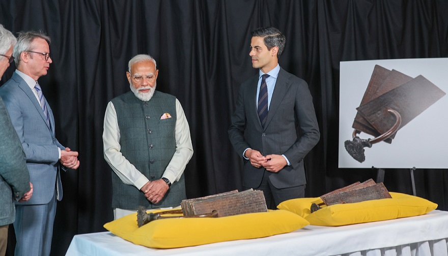 नई दिल्ली / नीदरलैंड: 11वीं शताब्दी के चोल ताम्रपत्र भारत लौटे: PM मोदी और नीदरलैंड PM की मौजूदगी में ऐतिहासिक विरासत की स्वदेश वापसी
