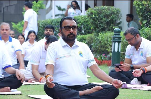 अंतरराष्ट्रीय योग दिवस 2026 से पहले आयुष मंत्रालय ने यूट्यूब पर लाइव योग सत्र में 4.35 लाख दर्शकों के साथ नया गिनीज वर्ल्ड रिकॉर्ड बनाया।