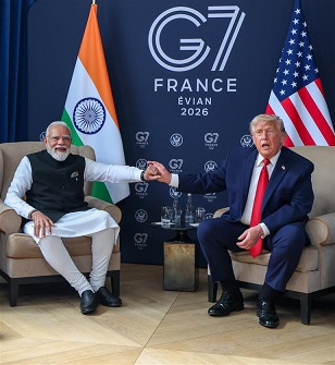 G7 Summit 2026 में प्रधानमंत्री नरेंद्र मोदी और अमेरिकी राष्ट्रपति डोनाल्ड ट्रम्प की मुलाकात। दोनों नेताओं ने भारत-अमेरिका व्यापार समझौते, रक्षा सहयोग, रणनीतिक तकनीक, ऊर्जा सुरक्षा और वैश्विक शांति पर चर्चा की।