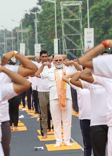 International Yoga Day 2026, Yoga Day 2026 India, PM Modi Yoga Day Kolkata, Yoga for Healthy Ageing, International Yoga Day News Hindi, Yoga Sangam 2026, Ayush Ministry Yoga Day, Red Road Kolkata Yoga Event, योग दिवस 2026, अंतरराष्ट्रीय योग दिवस समाचार