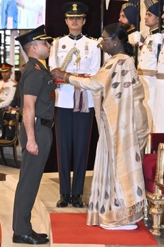 New Delhi: President Droupadi Murmu honoured 51 security personnel for gallantry, presenting 7 Kirti Chakras, 15 Vir Chakras, and 29 Shaurya Chakras.