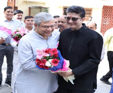 केंद्रीय मंत्री अश्विनी वैष्णव ने जैसलमेर के रामगढ़ में 20 किलोवाट आकाशवाणी एफएम ट्रांसमीटर का उद्घाटन किया। इससे सीमावर्ती क्षेत्रों में रेडियो कवरेज बढ़ेगी और राजस्थान में एफएम ट्रांसमीटरों की संख्या 39 हो गई है।