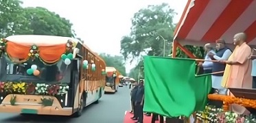 मुख्यमंत्री योगी आदित्यनाथ ने 45 नई इलेक्ट्रिक बसों को हरी झंडी दिखाई। नोएडा, ग्रेटर नोएडा, यीडा और जेवर एयरपोर्ट को बेहतर कनेक्टिविटी मिलेगी। नोएडा इलेक्ट्रिक बस डिपो का भी शुभारंभ किया गया।