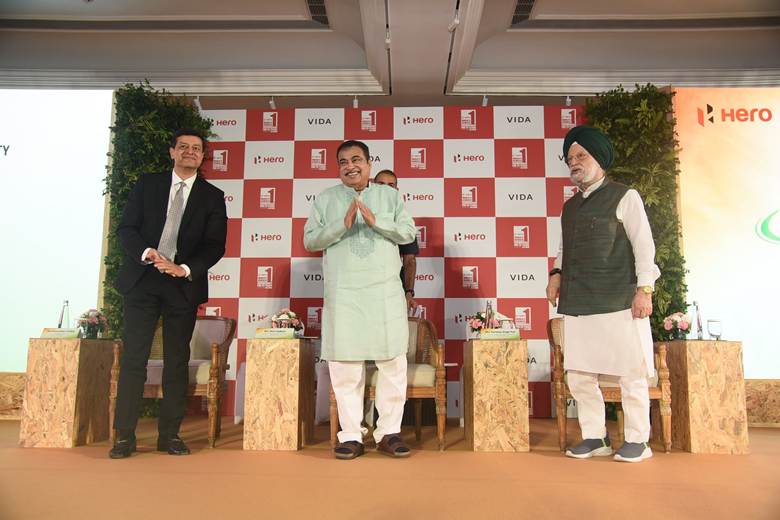 हीरो मोटोकॉर्प ने भारत की पहली फ्लेक्स-फ्यूल मोटरसाइकिल लॉन्च की। नितिन गडकरी ने कहा कि इससे कार्बन उत्सर्जन में कमी, विदेशी मुद्रा बचत और किसानों को बड़ा लाभ मिलेगा।