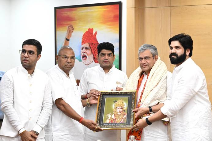 Sikar/New Delhi: A major gift for Khatu Shyam devotees—a new railway station will be built on the Sikar-Ringas rail section; Railway Minister Ashwini Vaishnaw makes the announcement.