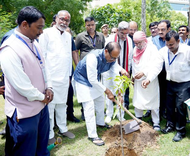 New Delhi | Special Report: Shivraj Singh Chouhan's major environmental campaign: 'Tree Friend Family' will become a national mass movement, with every family planting a tree.