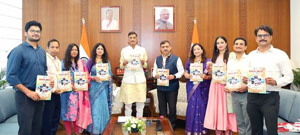 Sanjay Seth releases the ‘Ek Bharat, Shreshtha Bharat’ special issue of ‘Sashakt Bharat’.